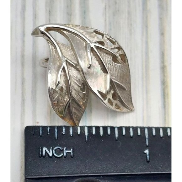 Cute Crown TRIFARI Silver Tone Vintage Leaf Clip On Earrings Brushed & Smooth 1" - Picture 9 of 9